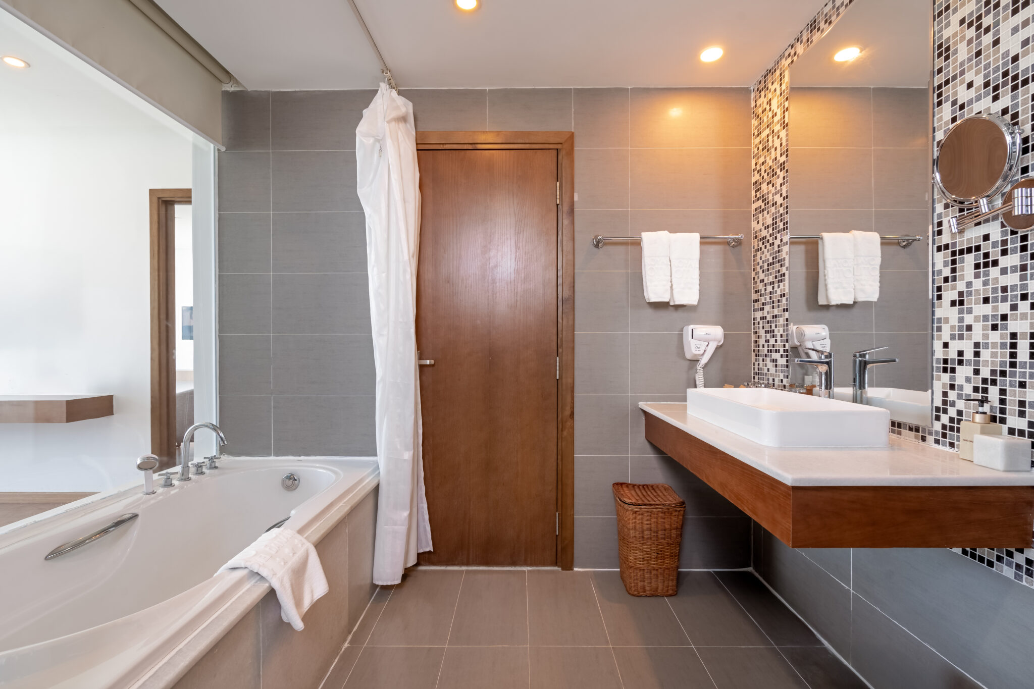 EXECUTIVE SUITE - WC